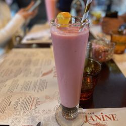 Janine Café - Strawberry smoothie