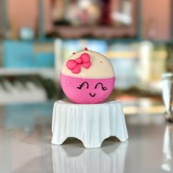 MacaronMaestro - Strawberry White Chocolate Macaron