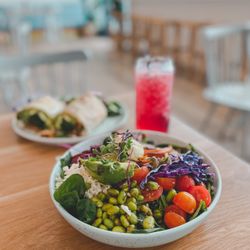 Bluestone Lane Manhattan Beach Café - rainbow salad