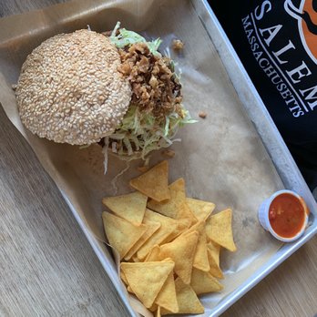 El Camino - Beyond Meat Burger - Bars Near Me - Thun, BE