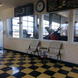 Ferndale Lube - Looking into the bay from the waiting room. Look how clean it is.