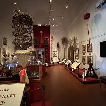 Bishop Museum - Room that shows the royal lineage of Hawaii's rulers - Museums Near Me - Honolulu, Hawaii Bishop Museum - Room that shows the royal lineage of Hawaii's rulers - Museums Near Me - Honolulu, Hawaii