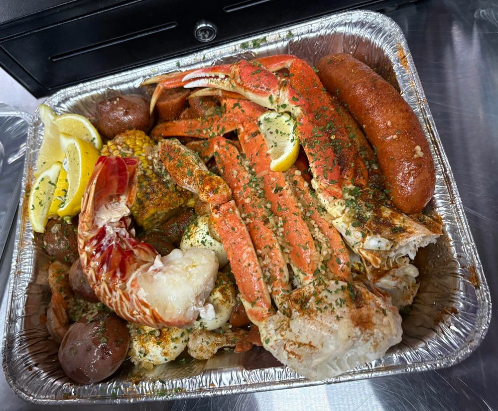 Food from Crescent City Seafood