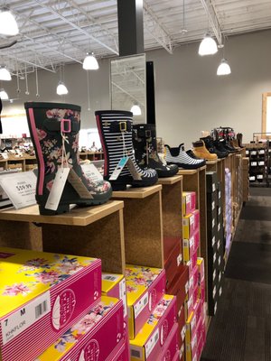 DSW DESIGNER SHOE WAREHOUSE - 14 Photos & 13 Reviews - Shoe Stores