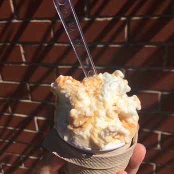 L'albero Dei Gelati - Panna and caramello gelato (sweet milk and homemade caramel). - Gelato Near Me - Brooklyn, New York L'albero Dei Gelati - Panna and caramello gelato (sweet milk and homemade caramel). - Gelato Near Me - Brooklyn, New York