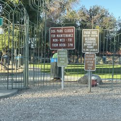 Palm Springs Dog Park - Lock on the gate but the hours say different..