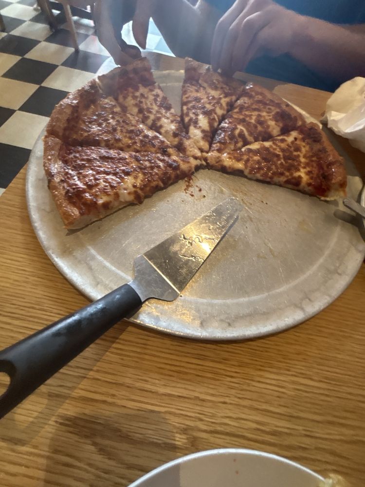 Milano's Pizza Logo