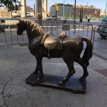 Caballito - Uffff!!!   Menos mal q estaba quieto!!! - Landmarks & Historical Buildings Near Me - Zaragoza, Z