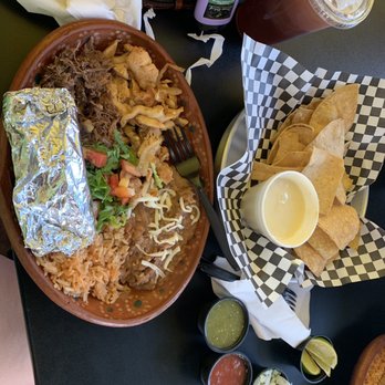 Wapo Taco - Bland queso and rock hard chips!  Chicken and barboca plate!  It looks delicious right? It wasn't at all - Mexican Near Me - San Antonio, Texas