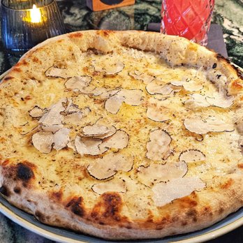Ristorante Opera - Pizza Bianco Tartufo - Trüffelcreme, frischer Trüffel, Grana Padano - Italian Near Me - Hamburg, HH Ristorante Opera - Pizza Bianco Tartufo - Trüffelcreme, frischer Trüffel, Grana Padano - Italian Near Me - Hamburg, HH