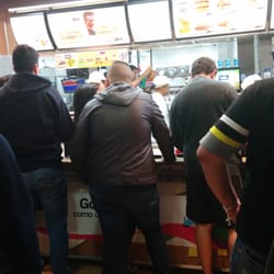Mcdonald's - As 23.30h lotado e somente 1 caixa aberto