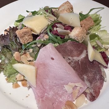 快船廊 - Breakfast buffet. Red leaf and butter lettuce, radicchio, arugula, croutons, gouda cheese, ham, coppa. - International Near Me - Hong Kong, HK