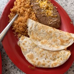 Tacos El Cuñado - L3 Quesadilla lunch plate