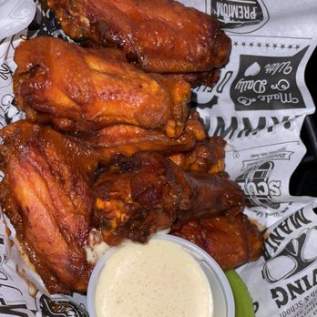 Dive Bar LIC - Dive Wings (Buffalo) - Dive Bars Near Me - Astoria, New York
