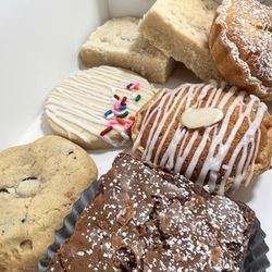 Twisted Sugar Cake Design - Box of goodies