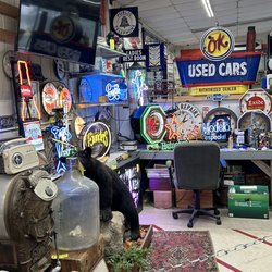 Flea Market 13 & Antiques - Store inside
