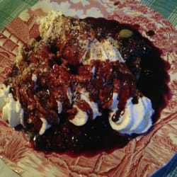 Alpengasthof Klugveitl - Was für richtige Naschkatzen! Roulade nach Art des Hauses  serviert mit eingelegten Früchten, Schlagobers und Schokoladensoße