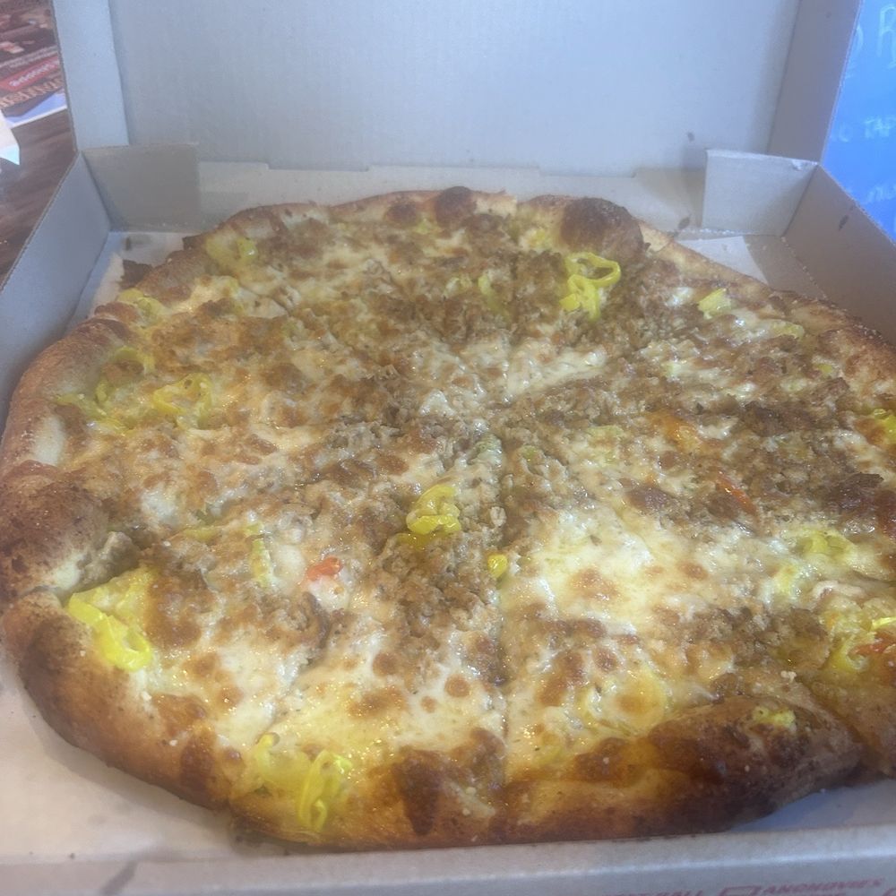 Giorgio's Place - Chicken and banana pepper pizza - Pizza Near Me - Pittsburgh, Pennsylvania
