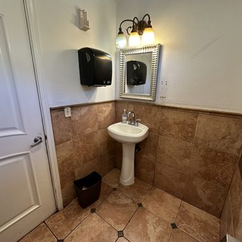 La Prima Pizza - Clean bathroom - Pizza Near Me - Saint Helena, California La Prima Pizza - Clean bathroom - Pizza Near Me - Saint Helena, California