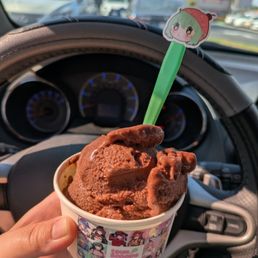 Non-dairy chocolate (uses oat milk) = interesting and tasty Non-dairy chocolate (uses oat milk) = interesting and tasty