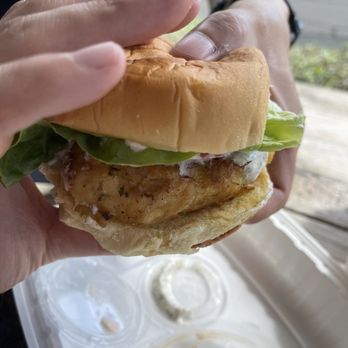 EARL Kakaako - 12/27/20 crab cake - Sandwiches Near Me - Honolulu, Hawaii