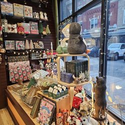 Chocolatepaper - Behind the window case, many interesting items to consider.