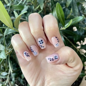 2EM Nail Place - Hand drawn flowers by Stella - Nail Salons Near Me - Irvine, California