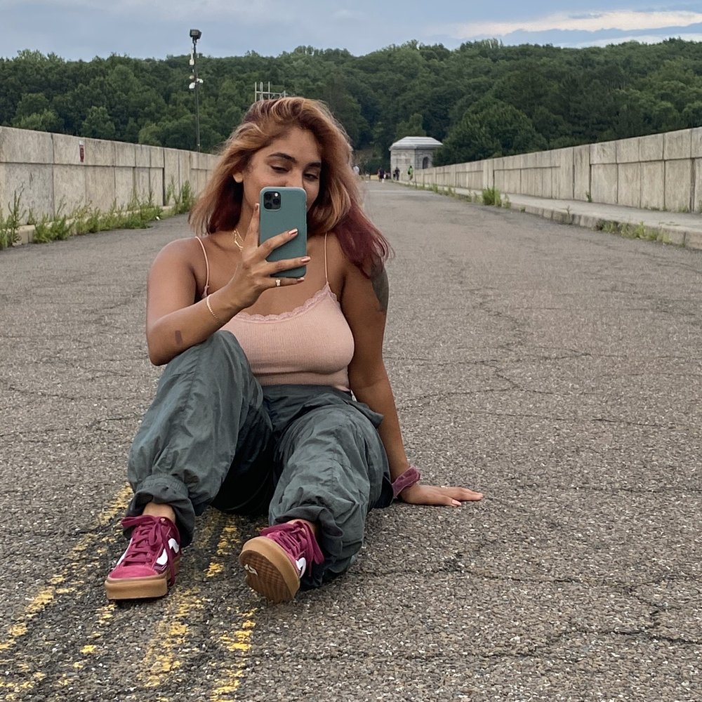 Red in the back , matching tone in front Red in the back , matching tone in front