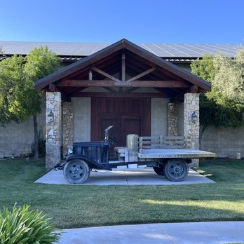 Calcareous Vineyard - Wine Tasting Room Near Me - Paso Robles, California Calcareous Vineyard - Wine Tasting Room Near Me - Paso Robles, California