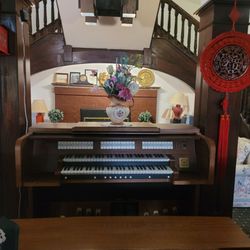 Rodmay Heritage Hotel - The organ in the lobby right in front of a little entertaining space in front the fire
