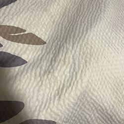 Red Roof Inn Utica - Stains all over comforter