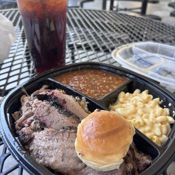 Hoodidya BBQ - 2 meat plate - brisket, pulled pork, barbecue beans, and mac n cheese. Sweetened ice tea in the back. - Barbeque Near Me - Redlands, California