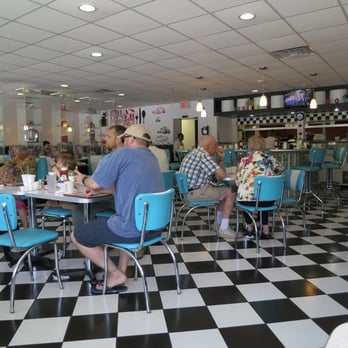 Lola's Diner - Dining room view - Diners Near Me - Park Ridge, Illinois