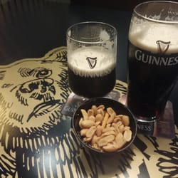 Bear Club - Media pinta 2.20€, pinta 3.50€. ¡Muy buen precio para ser Guinness!