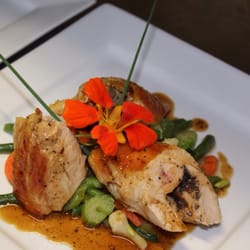 Le Son de Cuisine - Suprême de Pintade Farci aux foie Gras et à la Truffe , accompagné de son embeurée de légumes .
