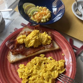 Babylon Cafè - Scrambled eggs, fruit mix, salad & pancakes. - Cafes Near Me - Rome, RM