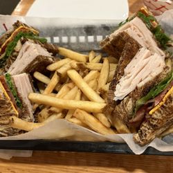 Cherry Lounge - Traditional Club with turkey ( no tomato)