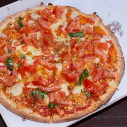 Pizzeria Mamma Leone - Pizza Bruschetta (Mozzarella, Tomatenstücke, Knoblauch, Basilikum) 30cm 8€