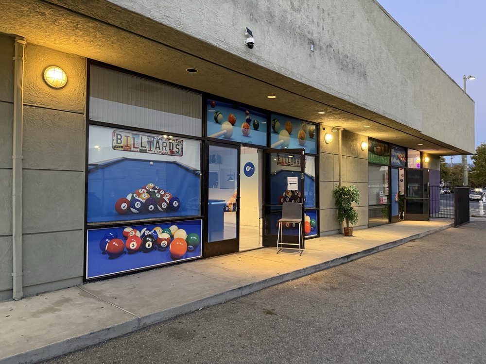 Momentum Billiards Logo