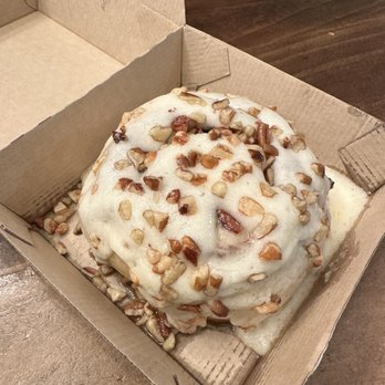 Cinnaholic - Traditional with pecans - Bakeries Near Me - Oak Ridge North, Texas