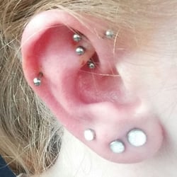 Connys Beauty & More - Helix, Rook & Forward Helix kurz nach dem piercen am 09.10.2015