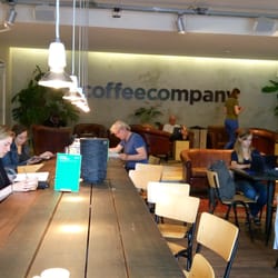 Coffee Company - Gente trabajando ¿descalza?