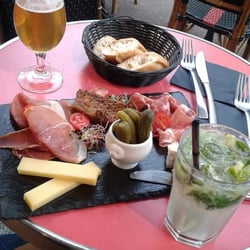 Histoire 2 - Planche de fromages et de charcuterie accompagné d'une pression et d'un virgin mojito.