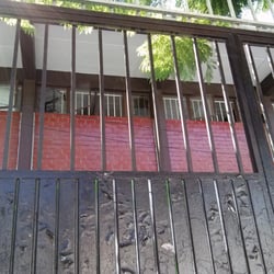 Escuela Secundaria Técnica 89 - La segunda entrada a la escuela y arriba vista de los salones