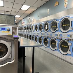 Loads of Laundry - Clean laundromat :)
