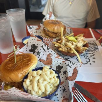 Tumble 22 - Lil' Chicken Sandwich Regular Mac-N-Cheese - Chicken Shop Near Me - Cedar Park, Texas
