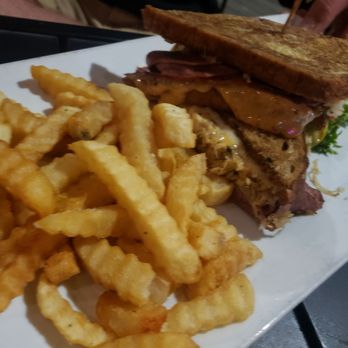 Treehouse Pub & Eatery - Pizza Near Me - Bettendorf, Iowa