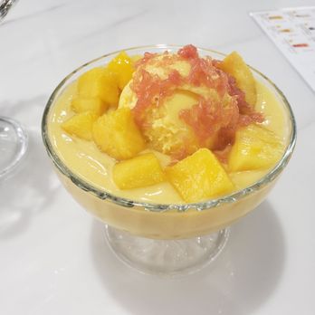 Mango Mango Dessert - Katy - A1, Special mango juice with grapefruit topping, fresh mango slices and mango ice cream and small pearls at the bottom - Desserts Near Me - Katy, Texas