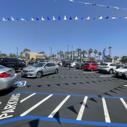 SKECHERS Warehouse Outlet - Very crowded parking lot today.