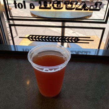 BaseLine Tap House - 16oz hard cider - Lounges Near Me - Lake Buena Vista, Florida